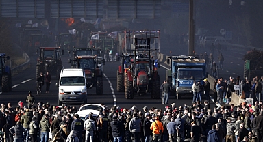 Çiftçiler otoyola döktükleri ithal meyveleri ateşe verdi