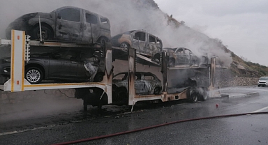 Dorsesinde 8 sıfır otomobilin bulunduğu tır yandı