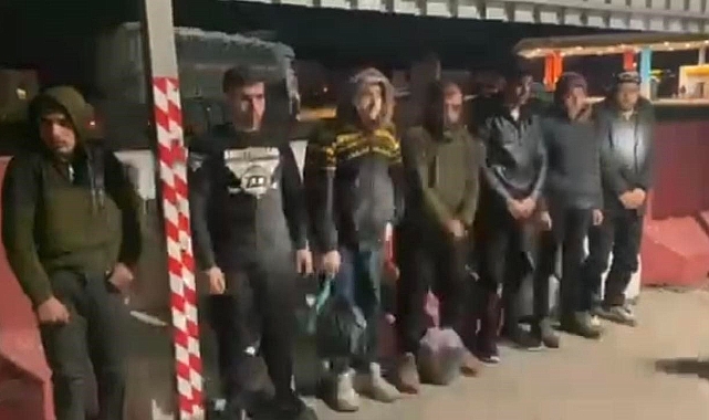 Durdurulan otomobilin bagajından kaçak göçmen çıktı