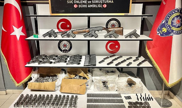 Evlerinde silah üreten kardeşlere Seyhan polisinden darbe