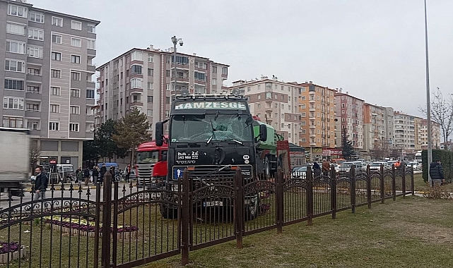 Fren balataları ısınan tır refüje daldı