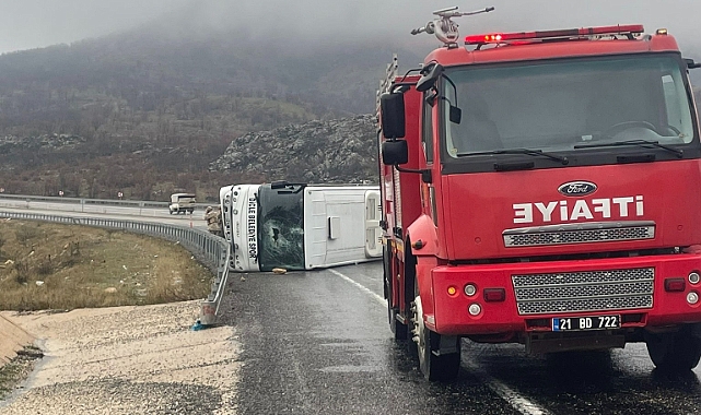 Futbolcuları taşıyan otobüs kaza yaptı: 1’i ağır 10 futbolcu yaralandı