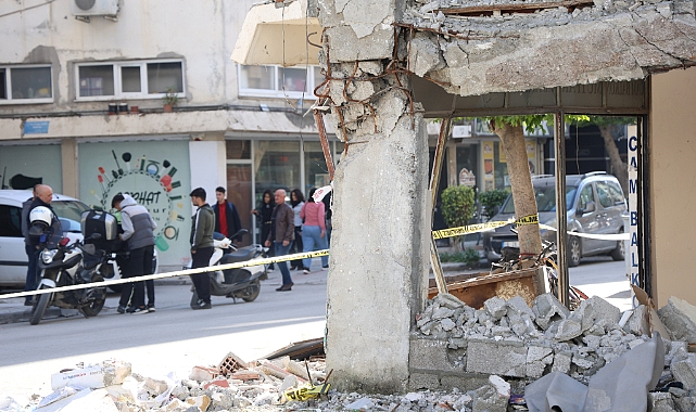 Görünümüyle ürküten binanın yıkımına başlandı