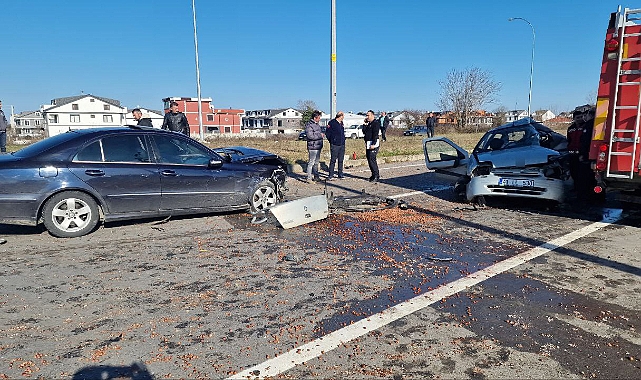 İki otomobil kavşakta çarpıştı: 1 ölü, 2 yaralı