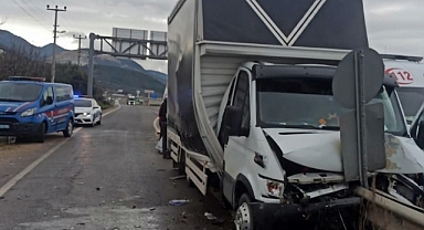 Kamyonet bariyerlere ok gibi saplandı: 2 yaralı