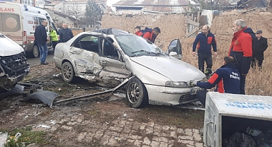 Kargo minibüsü otomobile çarptı: 5 yaralı