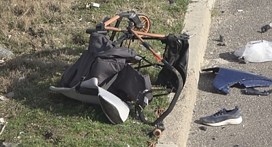 Karşıdan karşıya geçmeye çalışan aileye araç çarptı: 3 ölü, 1 yaralı