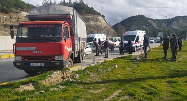 Kırmızı ışıkta duran kamyonete otomobil çarptı: 4 yaralı