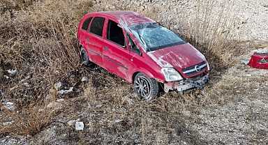 Kontrolden çıkan araç takla atarak karşı şeride geçti: 2 yaralı