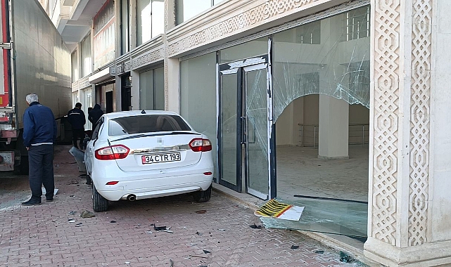 Kontrolden çıkan tır, üç araç ve bir işyerine zarar verdi: 2 yaralı