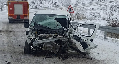 Minibüs ile otomobilin çarpıştı: 26 yaralı