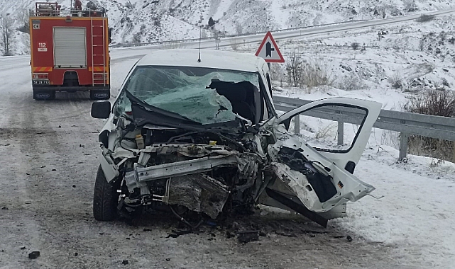Minibüs ile otomobilin çarpıştı: 26 yaralı