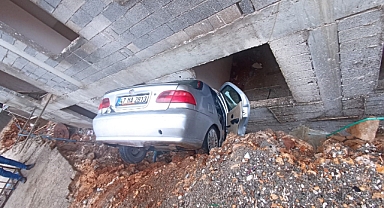 Otomobil, istinat duvarı arasındaki boşluğa düştü