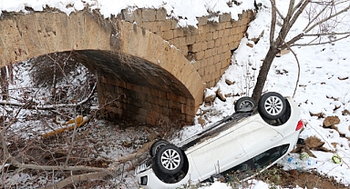 Otomobil köprüden uçtu: 2 yaralı