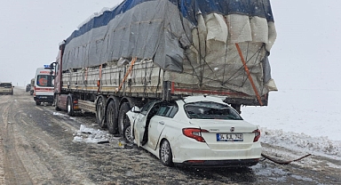 Otomobil tıra arkadan çarptı: 2 ölü, 1 yaralı