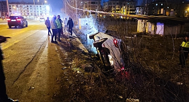 Otomobil yan yattı: 3’ü çocuk 5 kişi yaralandı
