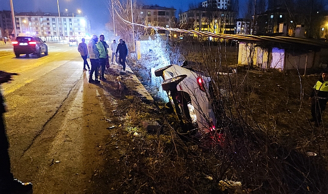 Otomobil yan yattı: 3’ü çocuk 5 kişi yaralandı