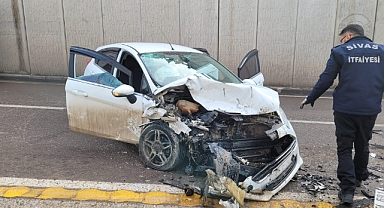 Otomobiller kafa kafaya çarpıştı: 1'i ağır 3 yaralı