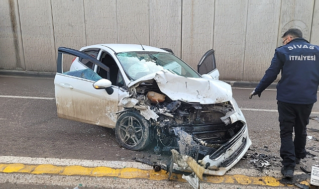 Otomobiller kafa kafaya çarpıştı: 1'i ağır 3 yaralı