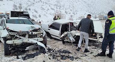 Otomobiller kafa kafaya çarpıştı: 1 ölü, 6 yaralı