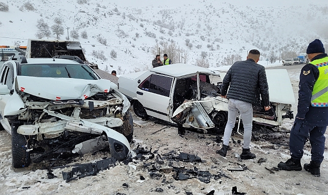 Otomobiller kafa kafaya çarpıştı: 1 ölü, 6 yaralı