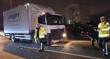 Otoyolu'da 3 araç zincirleme kazaya karıştı