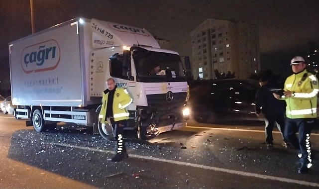 Otoyolu'da 3 araç zincirleme kazaya karıştı