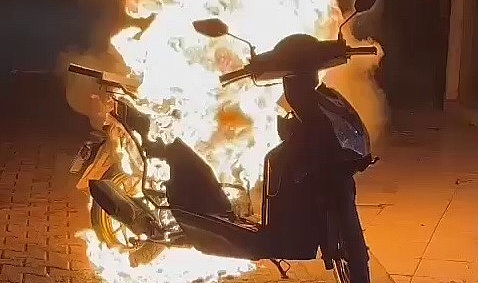 Park halindeki motosiklet alev alarak yandı