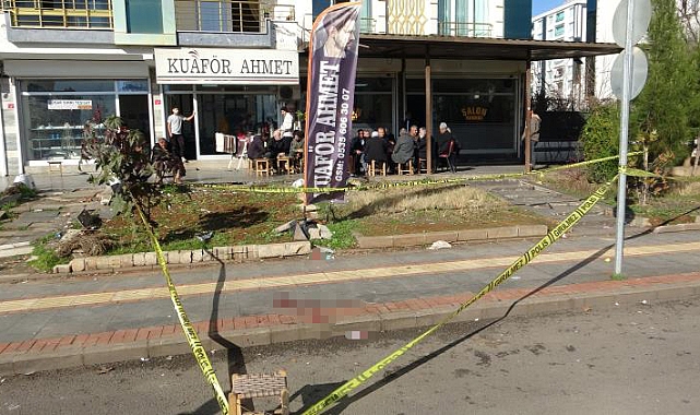 Parkta başlayan tartışma kanlı bitti: 2 kişi silahla yaralandı