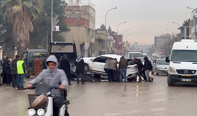Şanlıurfa'da kaza yapan aracı sallaya sallaya çekiciye yüklemeye çalıştılar