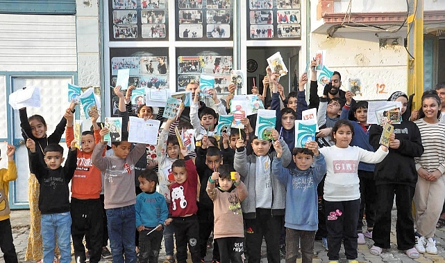 Şanlıurfa'da mahalle muhtarından çocuklara karne hediyesi