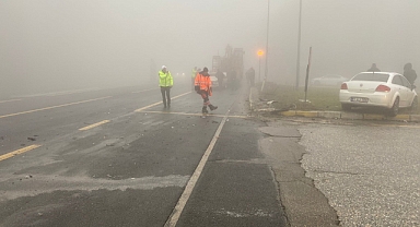 Sis nedeniyle 3 araç birbirine çarptı: 1 yaralı