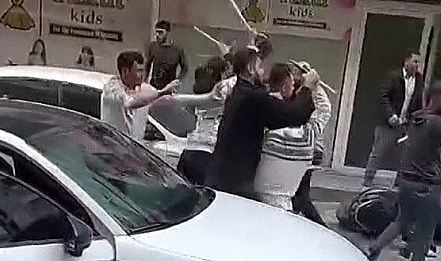 Sokakta çıkan kavgada sandalyeler ve sopalar havada uçuştu