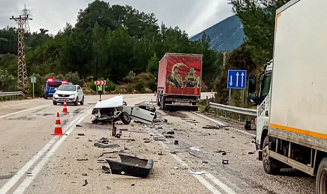 Tırla çarpışan Tofaş ortadan ikiye ayrıldı: 1'i ağır 2 yaralı