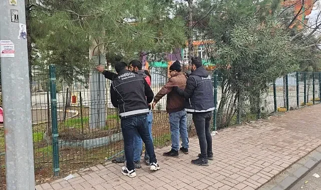 Urfa'da 13 bölgede uyuşturucu uygulaması! 2 firari yakalandı
