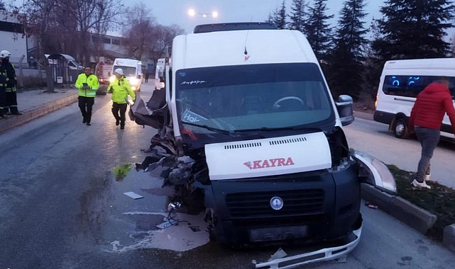 Viraja hızlı giren işçi servisi ağaca çarptı, 12 kişi yaralandı