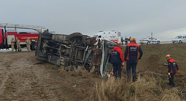 Yolcu midibüsü şarampole devrildi: 20 yaralı