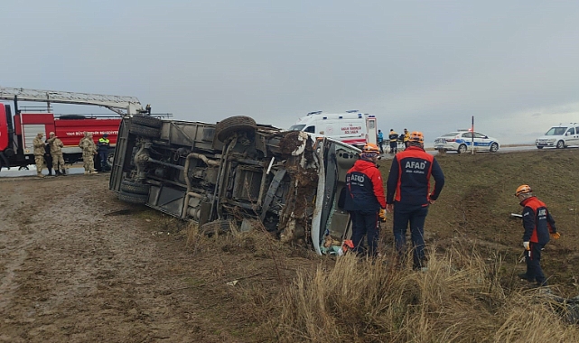Yolcu midibüsü şarampole devrildi: 20 yaralı