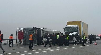 Yolcu otobüsü ile kamyon çarpıştı: 4 ölü, 36 yaralı