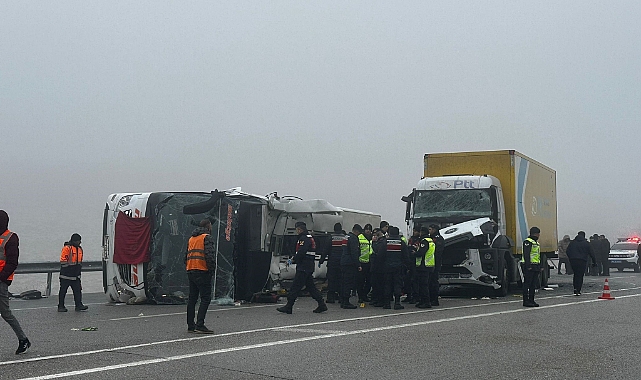 Yolcu otobüsü ile kamyon çarpıştı: 4 ölü, 36 yaralı