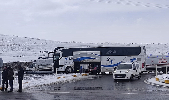Yolcu otobüsü ile kamyonet çarpıştı: 11 yaralı