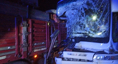 Yolcu otobüsü kamyon ile çarpıştı: 2 yaralı