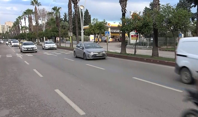 Yolun karşısına geçmeye çalışırken 2 otomobilin altında kalıp hayatını kaybetti