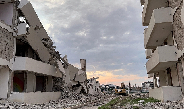 13 katlı bina yerle bir oldu, yaşanan panik kamerada