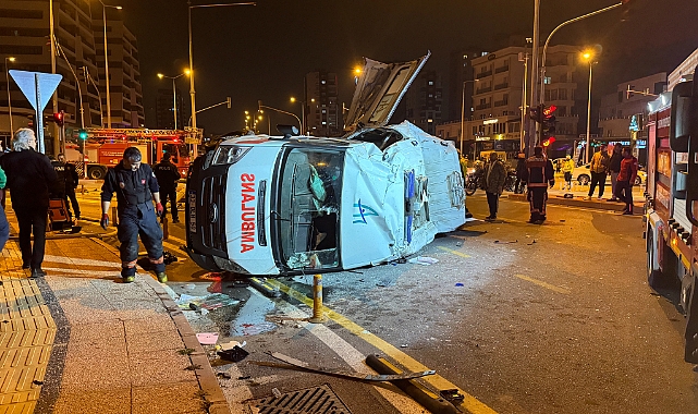 Ambulans ile otomobil çarpıştı: 1'i ağır 7 yaralı