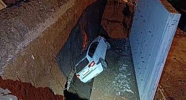 Araç çukura düştü: 3 yaralı