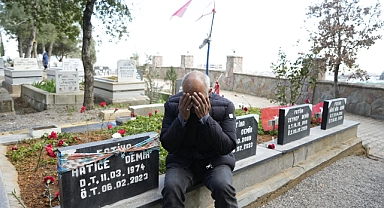 Depremde 3 çocuğunu ve eşini kaybeden baba günde iki kez mezarlığa gidiyor
