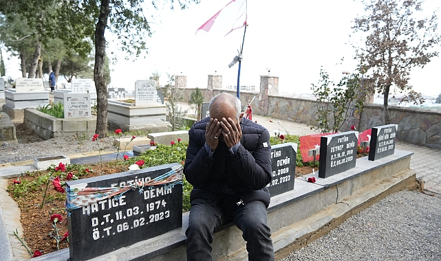 Depremde 3 çocuğunu ve eşini kaybeden baba günde iki kez mezarlığa gidiyor