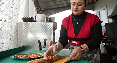 Depremin izlerini silebilmek için başladı, şehrin tek kadın kebap ustası oldu