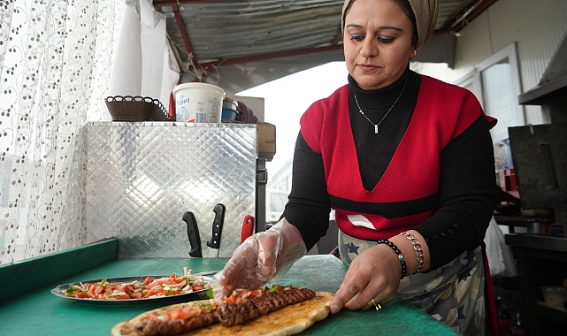 Depremin izlerini silebilmek için başladı, şehrin tek kadın kebap ustası oldu